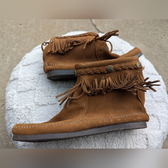 Women's Minnetonka Zip Up Brown Leather Tassel Booties Size 10 - Picture 1 of 4